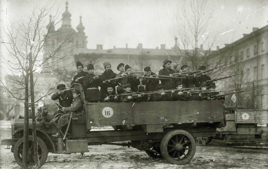 «Народні загони» у листопаді 1917 року, так само як 2014 року в Криму і на Донбасі, служили лише для прикриття бойових дій військових професіоналів.  Ілюстрацію надав автор 